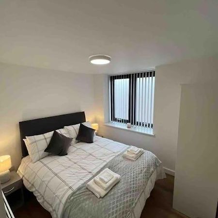 Appartamento Newly Built 2 Bed Flat In The Heart Of Leek Esterno foto