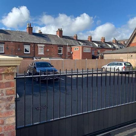 Appartamento Newly Built 2 Bed Flat In The Heart Of Leek Esterno foto