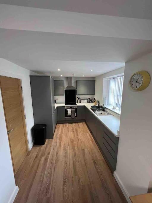 Appartamento Newly Built 2 Bed Flat In The Heart Of Leek Esterno foto