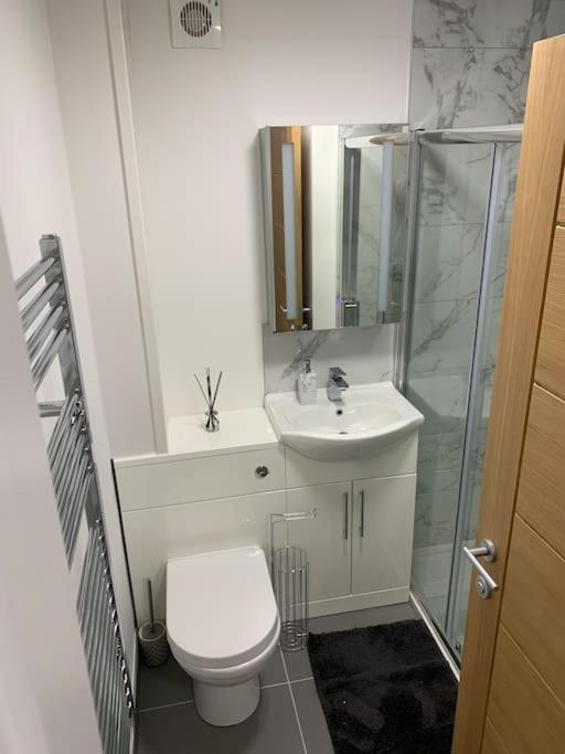 Appartamento Newly Built 2 Bed Flat In The Heart Of Leek Esterno foto