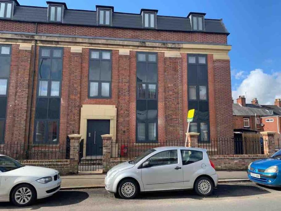Appartamento Newly Built 2 Bed Flat In The Heart Of Leek Esterno foto