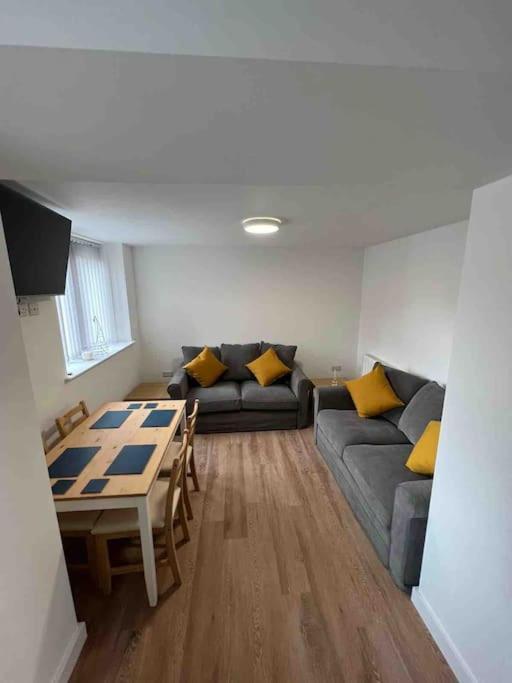 Appartamento Newly Built 2 Bed Flat In The Heart Of Leek Esterno foto